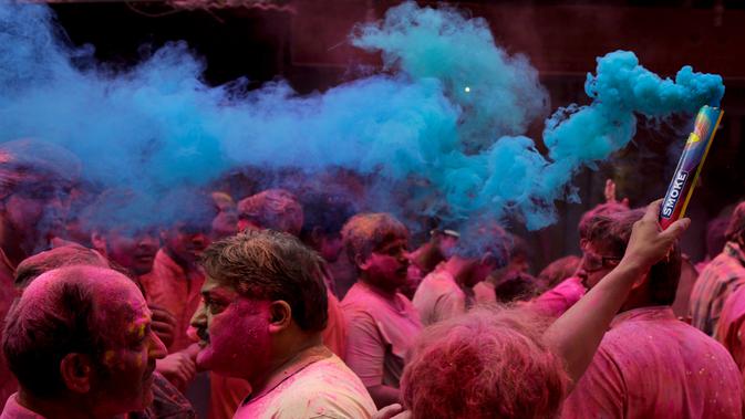Foto Kemeriahan Perang Tepung Warna Warni Sambut Musim Semi