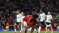 Penyerang Manchester United asal Belanda Joshua Zirkzee bereaksi setelah gagal mengeksekusi penalti dalam adu penalti pada pertandingan putaran kelima Piala FA Inggris antara Manchester United dan Fulham di Old Trafford di Manchester, Inggris barat laut, pada tanggal 2 Maret 2025. Fulham memenangkan pertandingan dengan skor 4-3 dalam adu penalti setelah bermain imbang 1-1 setelah perpanjangan waktu. Darren Staples / AFP
