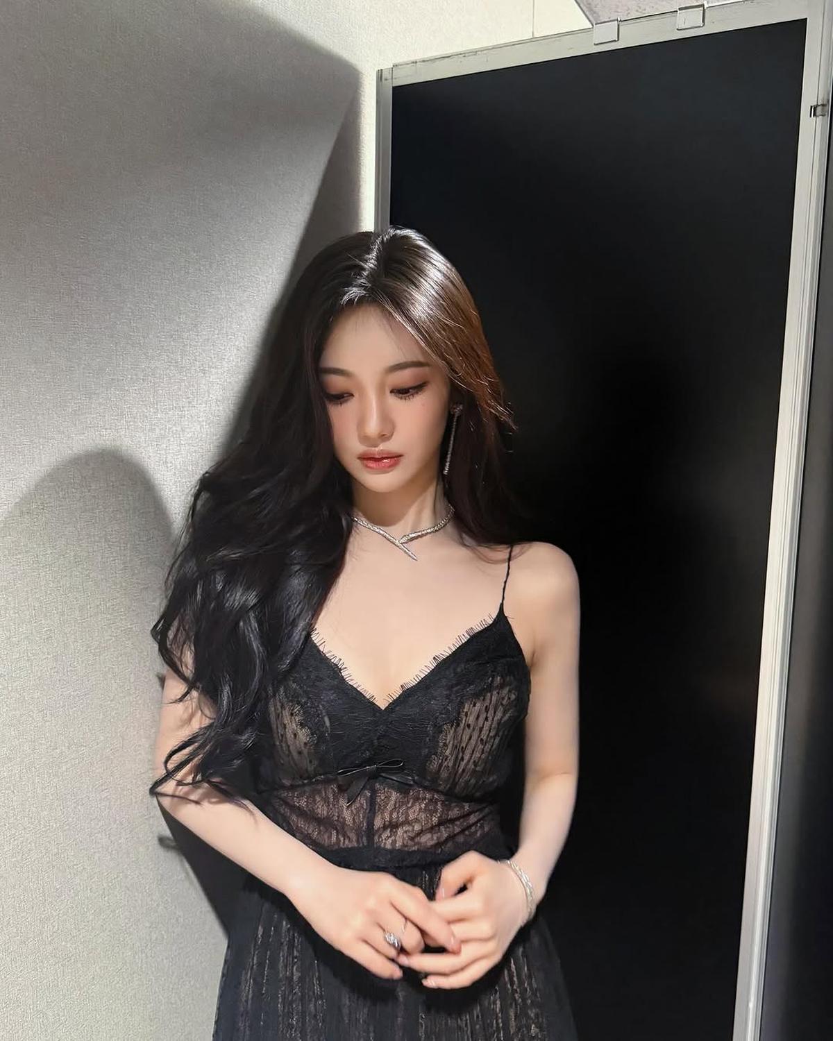 5 Potret Terbaru Ningning aespa yang Tampil Cantik Maksimal dengan Dress Hitam, Banjir Pujian
