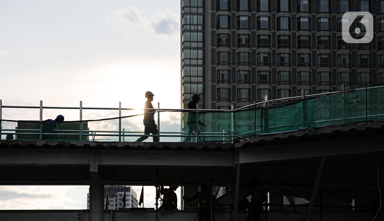 Aktivitas pekerja proyek revitalisasi Halte TransJakarta Bundaran HI, Jakarta, Senin (3/10/2022). Gubernur DKI Jakarta Anies Baswedan memastikan revitalisasi halte Transjakarta Tosari di kawasan Bundaran HI terus berlanjut. Proyek revitalisasi itu terus berlanjut meskipun sempat diprotes sejarawan JJ Rizal karena dianggap menutupi Patung Selamat Datang di Bundaran HI. (Liputan6.com/Faizal Fanani)