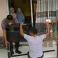 Rumah Yudahusna (68) diperbaiki kembali oleh anggota Brimob usai dirusak mereka, Senin (8/4/2019). (Liputan6.com/Ahmad Akbar Fua)