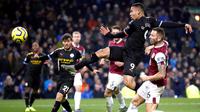 Pemain Manchester City Gabriel Jesus mencetak gol ke gawang Burnley pada pertandingan Liga Inggris di Turf Moor, Burnley, Inggris, Selasa (3/12/2019). The Citizens mencukur Burnley 1-4, Gabriel Jesus mencetak dua gol. (Martin Rickett/PA via AP)