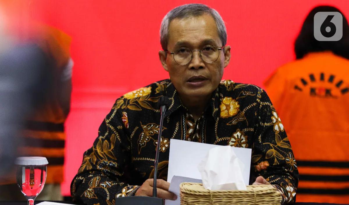 Alex mengatakan, selama ini Firli Bahuri hanya memantau dari jauh pengumuman tersangka dan penahanan terhadap Syahrul Yasin Limpo.<br>