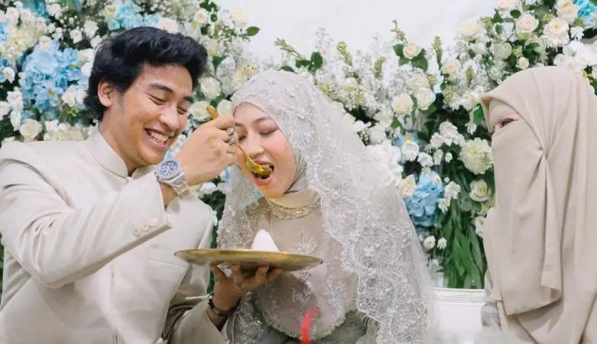 Di momen ini, pria 22 tahun itu tampil memesona dengan setelan beskap nuansa hijau sage. [@hijazpictura]