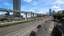 Meski terpantau ramai, tidak terlihat antrean panjang maupun hambatan berarti. Tampak dalam foto, suasana ruas jalan Jenderal Gatot Subroto, Jakarta, saat pemberlakukan kebijakan Work From Home (WFH) untuk Aparatur Sipil Negara (ASN), Jumat (10/4/2026). (Kapanlagi.com/Budy Santoso)