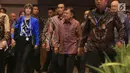 Wakil Presiden RI Jusuf Kalla bersalaman saat tiba menghadiri Dialog Tingkat Tinggi tentang Pembiayaan dan Asuransi Risiko Bencana selama acara IMF-World Bank Group 2018, Bali, Rabu (10/10). (Liputan6.com/Angga Yuniar)