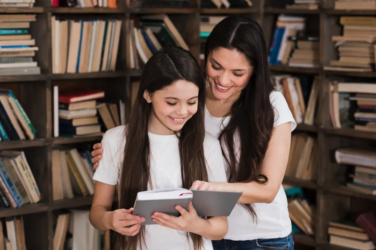 Liburan Edukatif untuk Si Kecil dengan Mengenalkan Buku Bacaan di Perpustakaan
