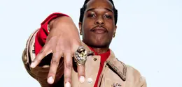 A$AP Rocky, Ambassador Chanel, tampil mengenakan grain suede blouson yang dipadukan dengan heart wool silk shirt serta linen mélange stretch pants, Look 19 dari koleksi Fall-Winter Ready-to-Wear 2026. Dipadukan dengan aksesori, tas, dan sepatu dari Chanel. (Foto: Chanel.dok)