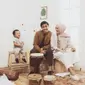 Ayudia Bing Slamet, Ditto dan Dia Sekala Bumi merupakan salah satu keluarga selebriti yang menjadi sorotan publik. Pasalnya keluarga kecil ini selalu mengahadirkan karya-karya yang menginspirasi. (Instagram/ayudiac)