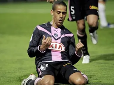 Bordeaux' middfielder Wendel jubilates after he scored a goal against Auxerre, during their French L1 match Auxerre vs. Bordeaux, on April 11, 2009, at Abbe Deschamps in Auxerre. AFP PHOTO/JEFF PACHOUD