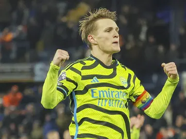 Pada laga ini Martin Odegaard menjalankan tugasnya dengan cukup baik yaitu mengatur tempo permainan timnya. Ia juga memberi assist untuk gol kemenangan Arsenal. (AP Photo/Ian Walton)