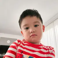 Kini Athar sudah genap berusia 2 tahun. Bahkan momen ulang tahunnya yang ke-2, dirayakan bersama anak-anak panti asuhan. [Foto: instagram.com/keeneatharrazka]