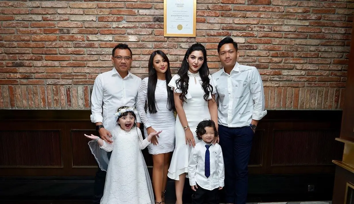 Setelah menikah, dua anak Anang dari pernikahan sebelumnya, Aurel dan Azriel, juga memiliki hubungan yang dekat dengan ibu sambungnya. Meski begitu, hubungannya dengan Krisdayanti juga tetap terjalin baik.  (Liputan6.com/IG/ashanty_ash)