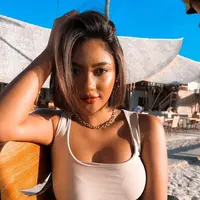 Marion Jola di pantai (Instagram/lalamarionmj)