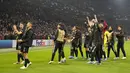 Para pemain Benfica melakukan selebrasi usai mengalahkan Ajas pada pertandingan leg kedua babak 16 besar Liga Champions di Johan Cruyff ArenA di Amsterdam, Belanda, Rabu (16/3/2022). Benfica menang atas Ajax 1-0. (AP Photo/ Peter Dejong)
