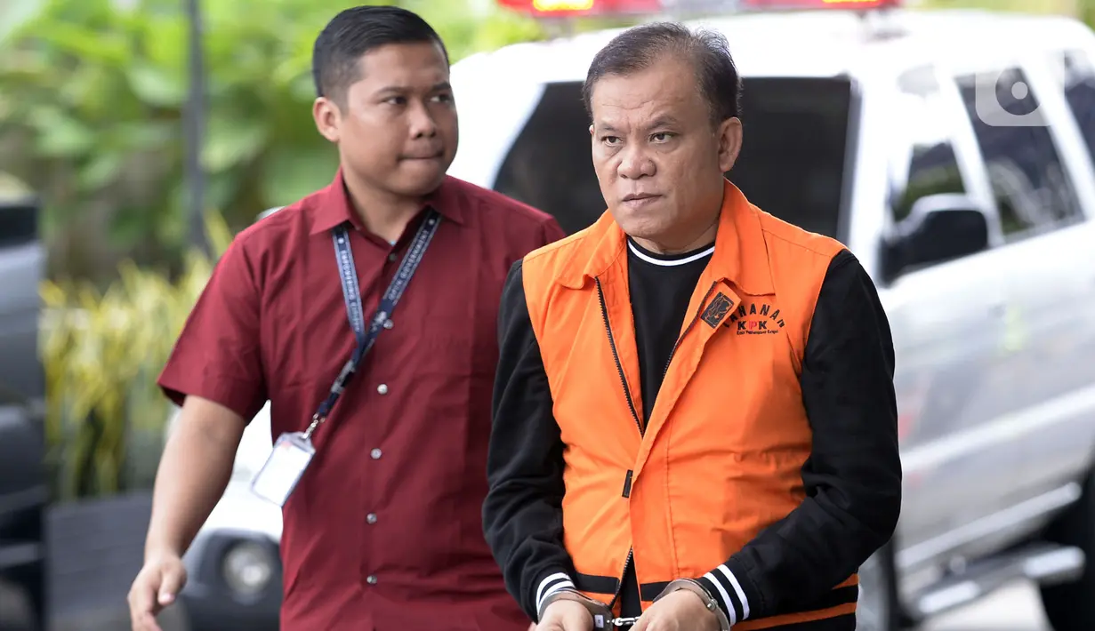Dirut PT Rudi Jaya, Ibnu Ghopur penyuap Bupati Sidoarjo, Saiful Ilah berjalan akan menjalani pemeriksaan oleh penyidik di Gedung KPK, Jakarta, Selasa (18/2/2020). Ibnu Ghopur diperiksa sebagai tersangka terkait suap proyek infrastruktur di Dinas PUPR Kabupaten Sidoarjo. (merdeka.com/Dwi Narwoko)