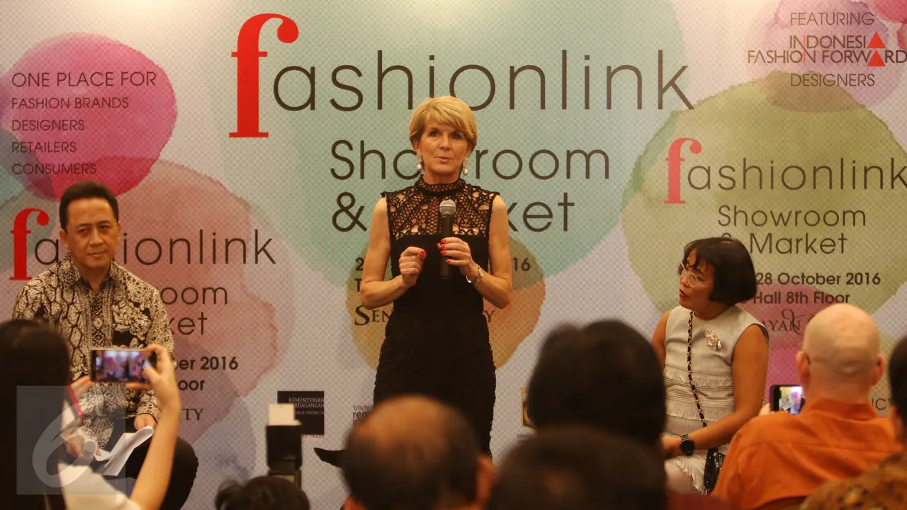 20161026-Jakarta-Fashion-Week-2017-Triawan-Munaf-Julie-Bishop-GMS