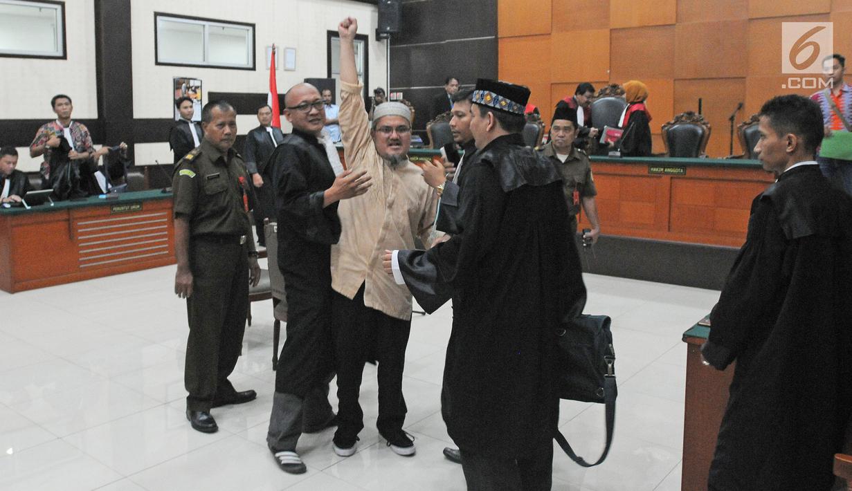 Terdakwa kasus ujaran kebencian Jonru Ginting meneriakkan takbir setelah sidang pembacaan vonis di PN Jakarta Timur, Jumat (3/2). Jonru belum menyatakan untuk mengajukan banding atas vonis 1 tahun enam bulan penjara. (Liputan6.com/Herman Zakharia)