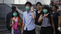 Sejumlah warga mengenakan masker saat berjalan di pusat perbelanjaan Myeongdong di Seoul, Korea Selatan, Rabu (3/6/2015). Pemerintah Korea telah mengkarantina 700 orang warganya yang dicurigai sudah terlibat kontak penderita MERS. (REUTERS/Kim Hong-Ji)