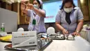 Perawat menyiapkan suntikan vaksin COVID-19 CoronaVac dari Sinovac di Institut Penyakit Menular Bamrasnaradura di Bangkok, Minggu (28/2/2021). Pekan ini, Thailand menerima 200.000 dosis pertama vaksin Sinovac dari China dan 117.00 dosis impor vaksin AstraZeneca. (Lillian SUWANRUMPHA/AFP)