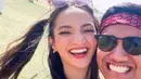 <p>Keseruan gaya OOTD mereka berlanjut dengan outfit yang lebih festive. Kali ini giliran Belva Devara yang memakai headband warna merah melengkapi gaya kemeja Hawaii-nya. (Foto: Instagram @sabrinaanggraini)</p>