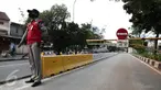 Petugas TransJakarta menjaga jalur busway dikawasan Pramuka, Jakarta, Minggu (12/6/2016). Pemprov DKI Jakarta akan melakukan sterilisasi jalur Trans Jakarta mulai Senin nanti (13/6). (Liputan6.com/Faizal Fanani)