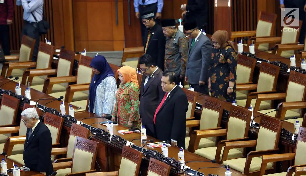 Sejumlah anggota DPR saat hadir dalam Rapat Paripurna di Kompleks Parlemen, Jakarta, Kamis (29/8/2019). Rapat Paripurna beragendakan pidato Ketua DPR Bambang Soesatyo dalam rangka HUT ke-74 DPR. (Liputan6.com/JohanTallo)