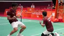 Ganda putra Indonesia Leo R. Carnando (kanan) dan Daniel Marthin merayakan kemenangan setelah mengalahkan ganda China Liu Yi dan He Ji Ting dalam final bulu tangkis beregu putra pada Asian Games di Ichinomiya City, Jepang, Kamis (24/9/2026). (AP Photo/Aaron Favila)