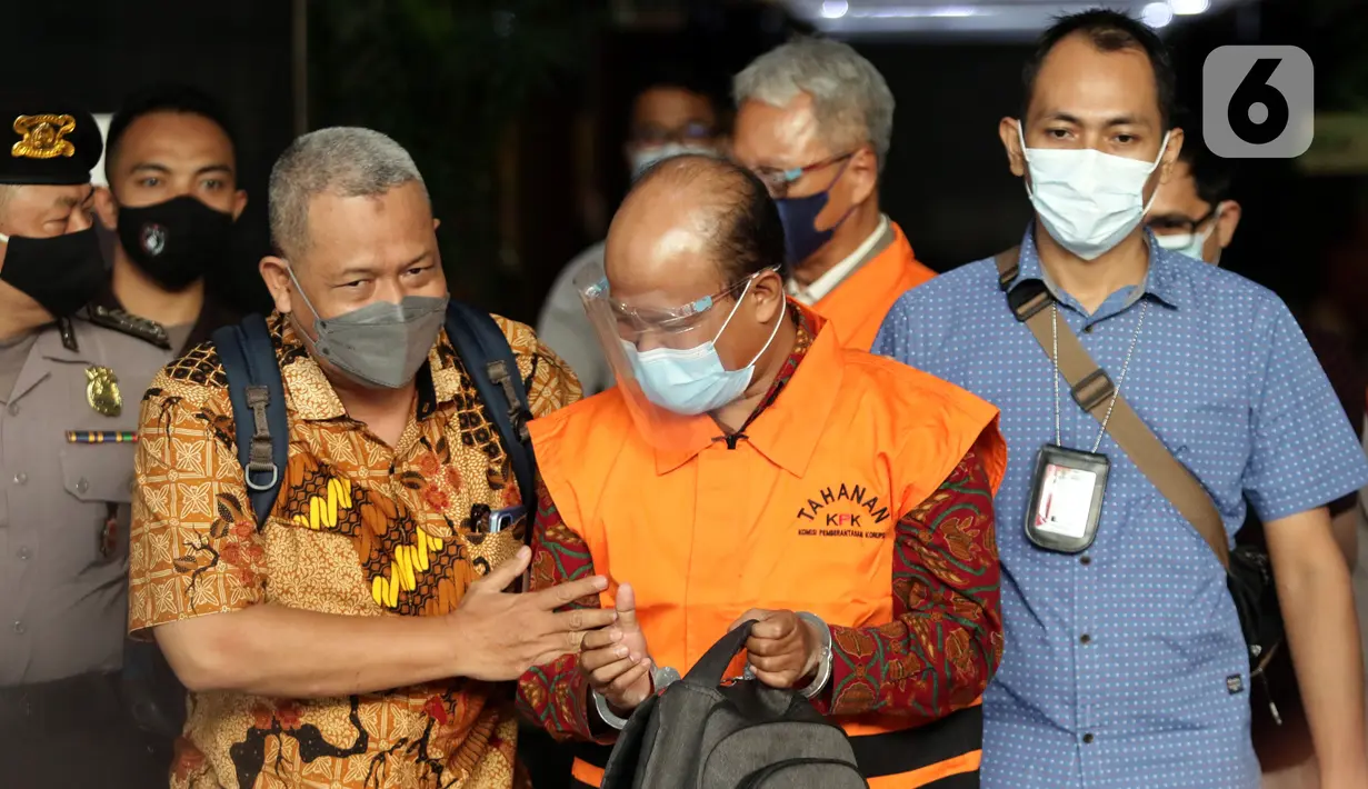 Husni Fahmi (tengah) bersama Isnu Edhy Wijaya usai mengikuti rilis penahanan tersangka di Gedung KPK, Jakarta, Kamis (3/2/2022). Isnu Edhy Wijaya bersama Husni Fahmi ditetapkan sebagai tersangka dalam perkara pengadaan paket penerapan E-KTP tahun 2011-2013. (Liputan6.com/Helmi Fithriansyah)
