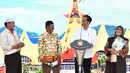 Presiden Jokowi memberikan pertanyaan kepada warga usai membagikan sertifikat saat kunjungan kerjanya di GOR Way Handak, Kalianda, Lampung Selatan, Lampung, Minggu (21/1). (Liputan6.com/Pool/Laily Rachev-Biro Pers Setpres)