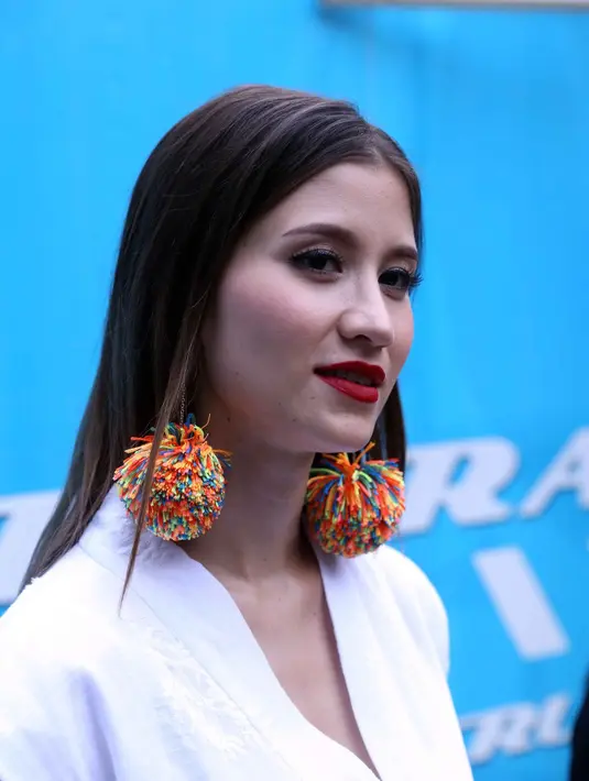 Mengapa Millane menyebut dirinya gila, usut punya usut dia mengaku untuk 2 album ia tulis sendiri. Lirik, melodi, produser, semuanya sendiri. Kerja keras sendiri. (Nurwahyunan/Bintang.com)