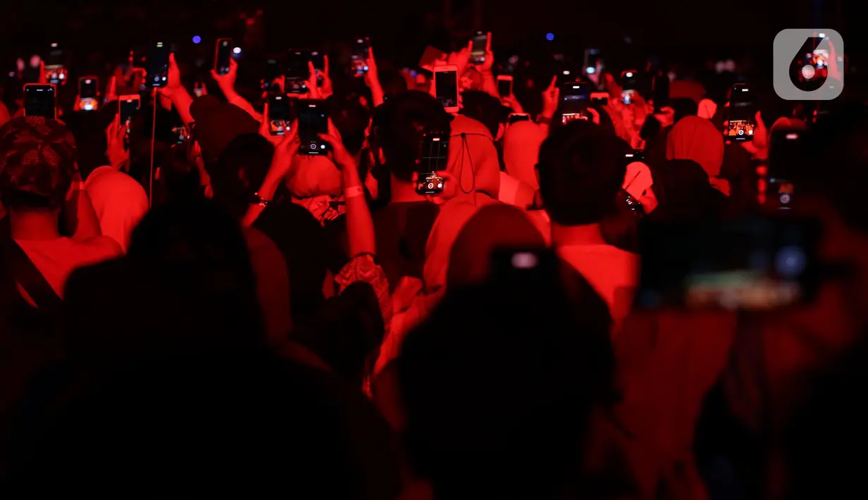 Yura mengajak penonton untuk menari dan bersenang-senang dengan kolaborasinya bersama musisi lokal dan alat-alat musik tradisional Jawa Barat. (Liputan6.com/Helmi Fithriansyah)
