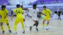 Pemain Timnas Futsal Indonesia, Cris Daniel mencoba melawati pemain Malaysia di Piala AFF Futsal 2026 yang bertempat di Nonthaburi Sports Complex Gymnasium, Thailand, Selasa (7/4/2026). (Dok. FFI)