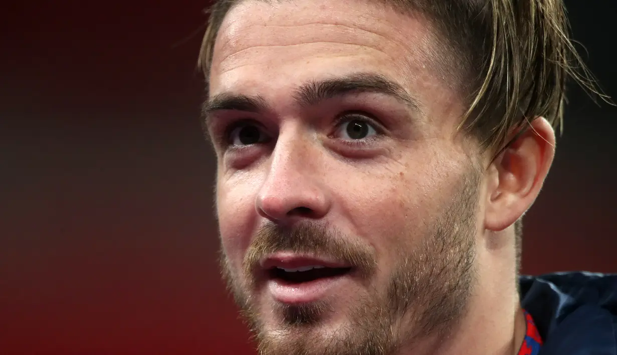 Gelandang Inggris, Jack Grealish, melayani  sesi wawancara usai laga uji coba internasional di Stadion Wembley, London, Jumat (13/11/2020) dini hari WIB. Inggris menang 3-0 atas Republik Irlandia. (AFP/Nick Potts/Pool)