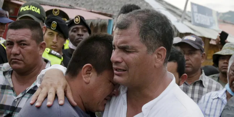 20160419-Tangis Presiden Ekuador Saat Tinjau Lokasi Kerusakan Akibat Gempa-Kolombia