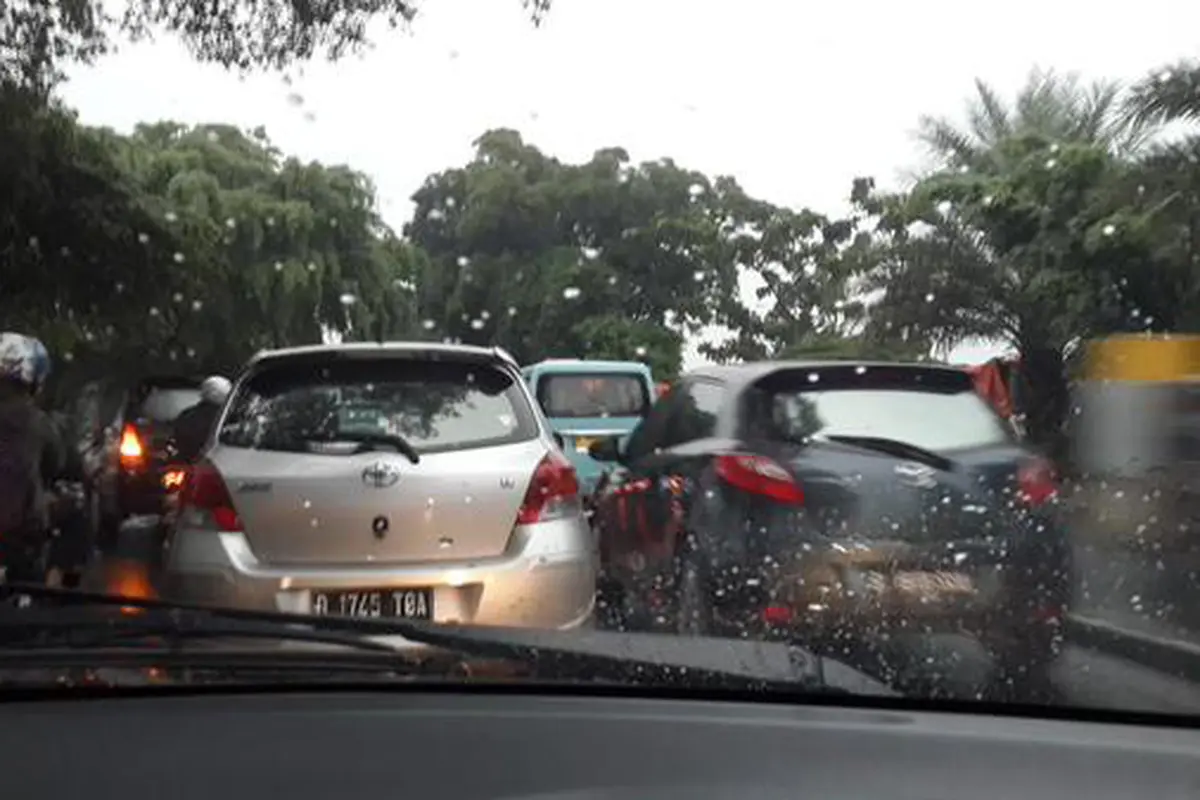 Hujan Gerimis Warnai Kemacetan Jakarta Pagi Ini