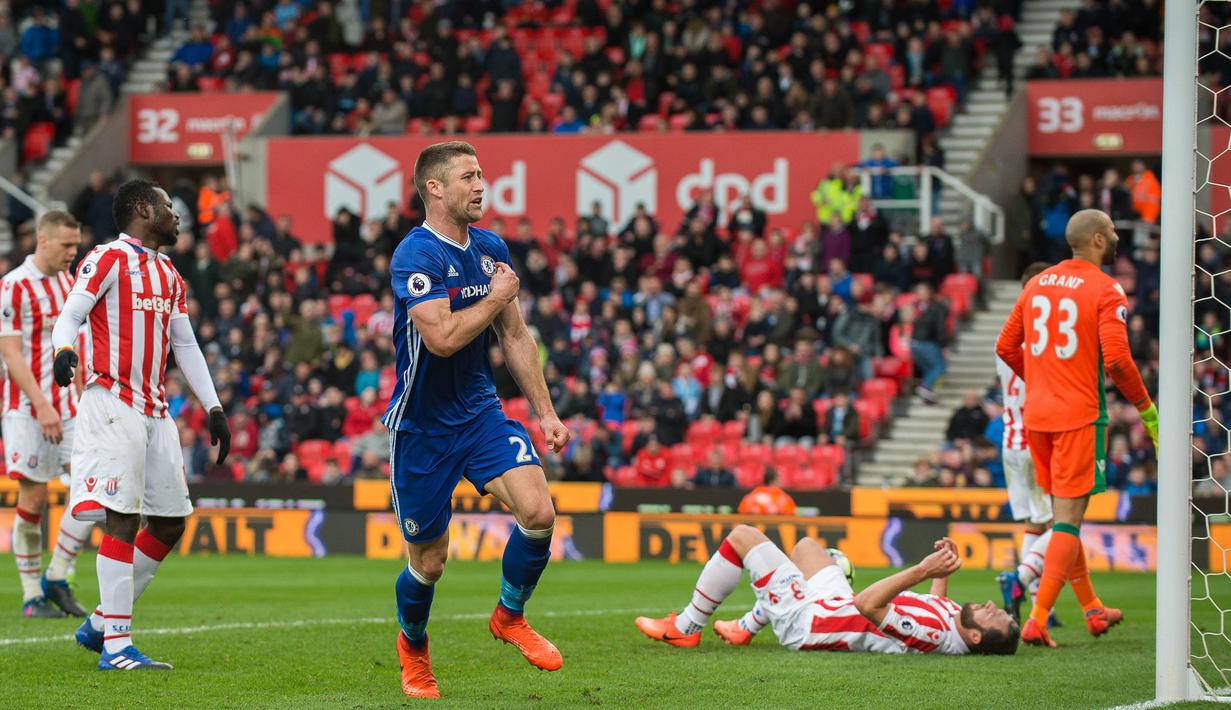 Bek Chelsea, Gary Cahill, merayakan gol yang dicetaknya. Chelsea berhasil melepaskan tujuh tembakan akurat dari 20 kesempatan, sementara tim tuan rumah hanya mampu memiliki satu peluang bagus dari lima kesempatan. (EPA/Peter Powell)