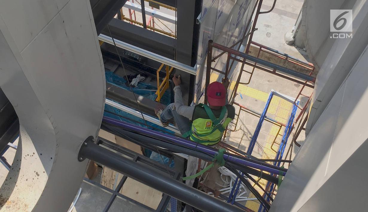 Pekerja menyelesaikan pembangunan lift pada jembatan penyeberangan orang di kawasan Senayan, Jakarta, Senin (13/5). Pembangunan lift pada tiga JPO yang berada di Jalan Sudirman itu bertujuan meningkatkan kenyamanan kepada warga dan ditargetkan rampung akhir bulan ini.(Liputan6.com/Immanuel Antonius)