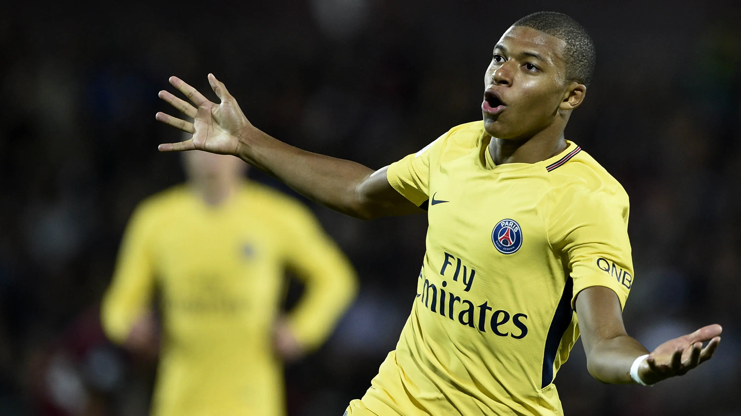 Striker PSG, Kylian Mbappe, merayakan gol yang dicetaknya ke gawang Metz pada laga Ligue 1 Prancis di Stadion Saint-Symphorien, Moselle, Jumat (8/9/2017). Metz kalah 1-5 dari PSG. (AFP/Jean-Christphe Verhaegen)