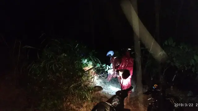Longsor menutup ruas jalan utama antara Kecamatan Kalibening-Pandarum, Banjarnegara. (Foto: Liputan6.com/RAPI BNA/Muhamad Ridlo)