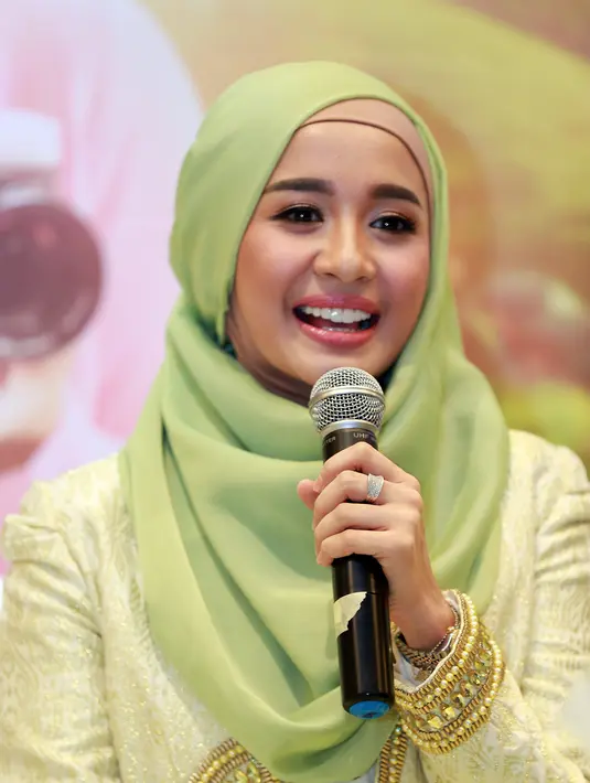 Laudya Cintya Bella menunjukkan pesona cantiknya dalam balutan hijab hijau (Wimbarsana/bintang.com)