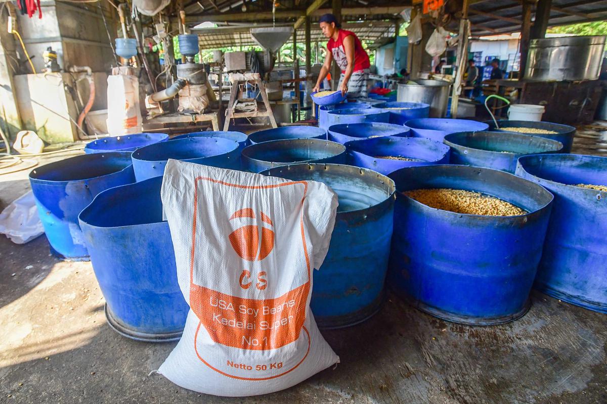 FOTO: Harga Kedelai Impor Naik Produsen Tahu di Depok Kurangi Ukuran Produk