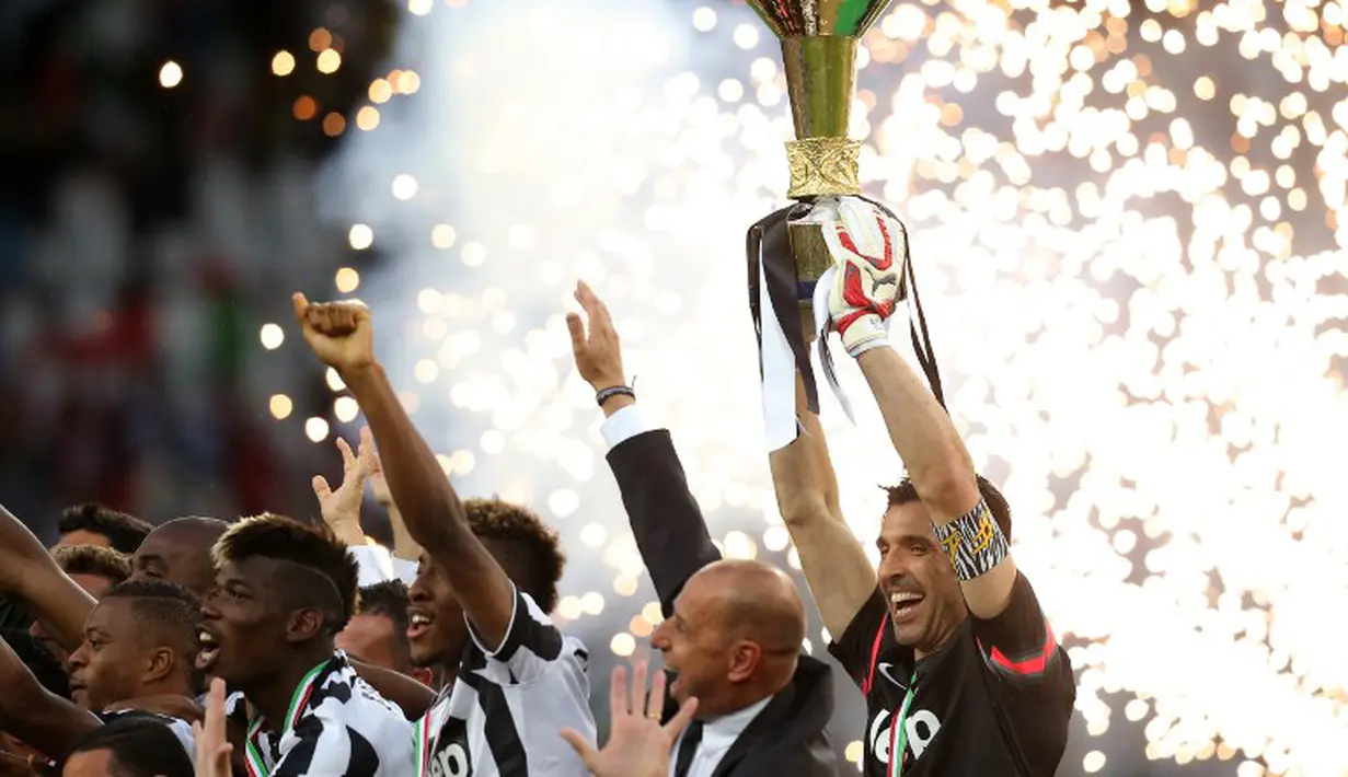 Kiper sekaligus kapten Gianluigi Buffon mengangkat scudetto bagi Juventus (AFP PHOTO / MARCO BERTORELLO)