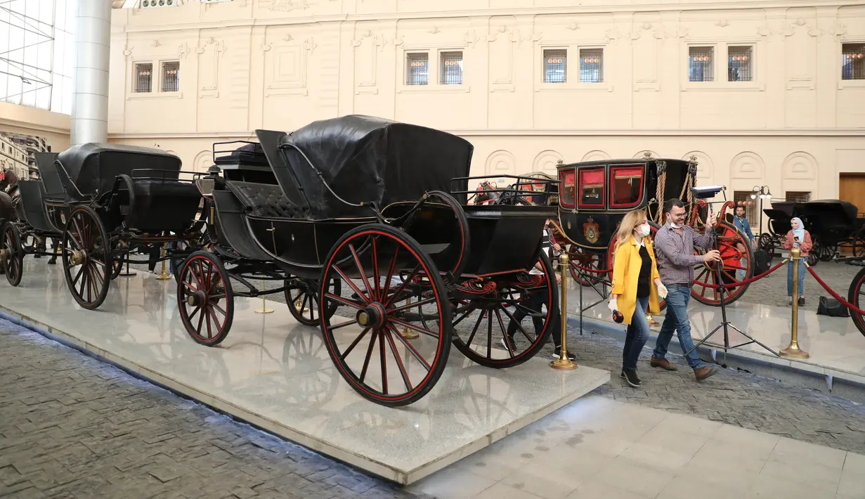 Beberapa kereta kuda dipamerkan di Museum Kereta Kuda Kerajaan di Kairo, Mesir, pada 1 November 2020. Museum tersebut ditutup untuk dipugar pada 2001. Namun tak lama setelahnya, proyek pemugaran itu terhenti, kemudian kembali diluncurkan oleh pemerintah Mesir pada 2017 lalu. (Xinhua/Ahmed Gomaa)
