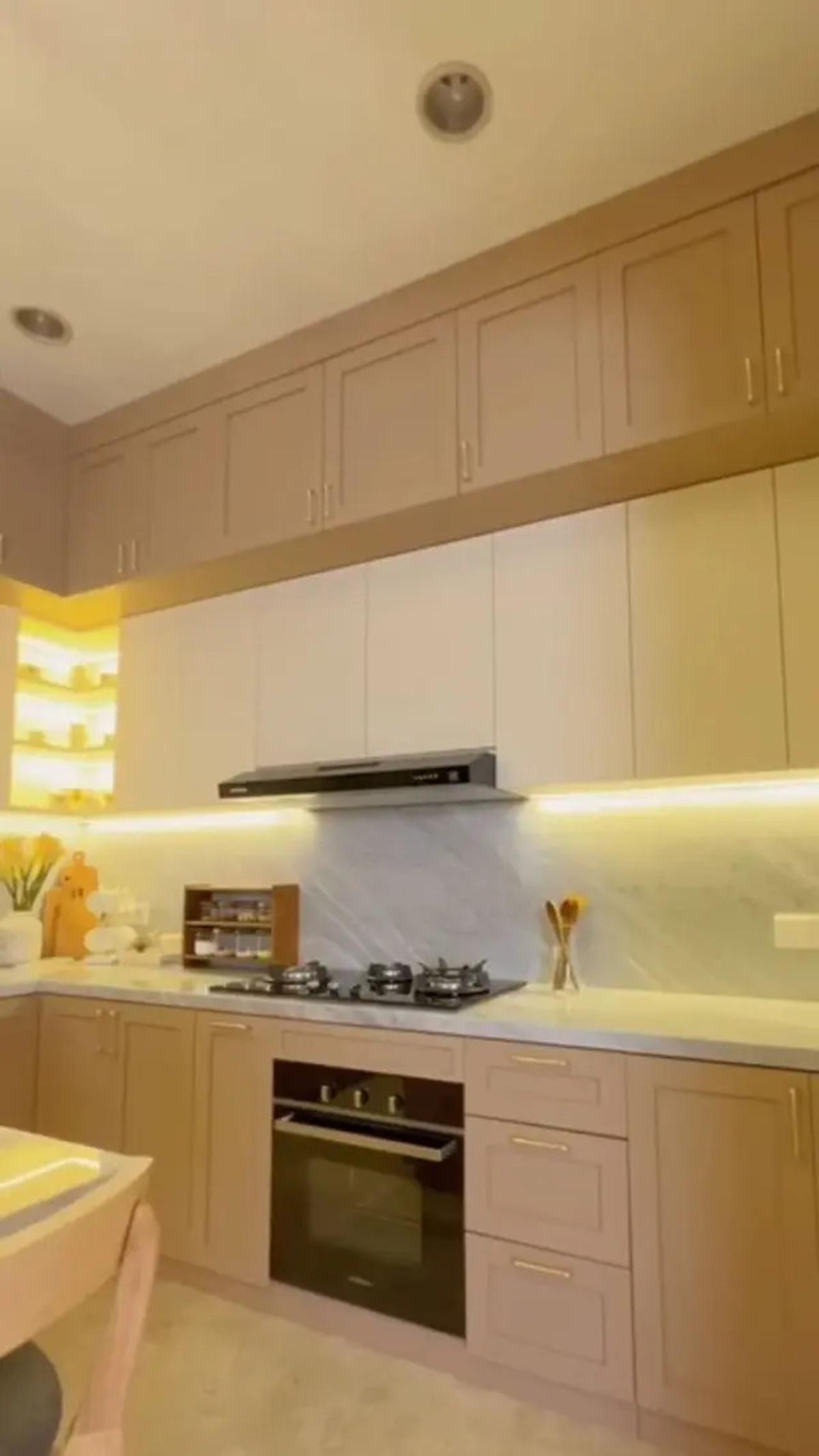 Desain Dapur Mewah Olla Ramlan di Rumahnya yang Senilai Rp 50 Miliar