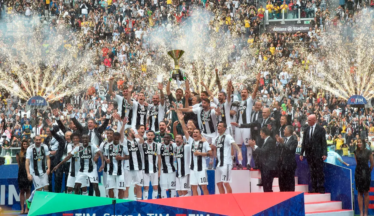 Kiper Juventus Gianluigi Buffon mengangkat trofi Serie A di Stadion Allianz di Turin, Italia, (19/5). Sejumlah nama akan menggantikan Gianluigi Buffon setelah dia memutuskan untuk meninggalkan Si Nyonya Tua. (AP Photo/Alessandro Di Marco)