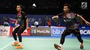 Ganda Putra Indonesia, Mohammad Ahsan/Rian Agung Saputro mengembalikan kok ke arah K Kedren/D Puavaranukroh (Thailand) di babak pertama Indonesia Open 2017, Jakarta, Rabu (14/6). M Ahsan/Rian kalah 21-19 17-21 21-18. (Liputan6.com/Helmi Fithriansyah)