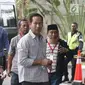 Terpidana Tubagus Chaeri Wardana atau Wawan (kanan) dan Fuad Amin tiba di Gedung KPK, Jakarta, Senin (22/10). Keduanya menjalani pemeriksaan sebagai saksi dugaan suap pemberian fasilitas dan izin di Lapas Sukamiskin. (Liputan6.com/Herman Zakharia)