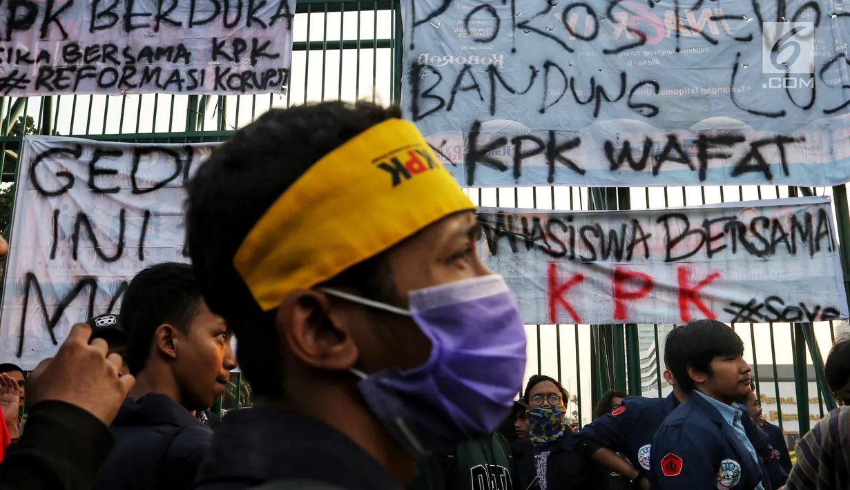 Mahasiswa dari berbagai kampus menggelar demonstrasi di Gedung DPR/MPR, Jakarta, Kamis (19/9/2019). Dalam aksinya, para mahasiswa membawa spanduk dan poster yang menunjukkan dukungan kepada KPK. (Liputan6.com/JohanTallo)
