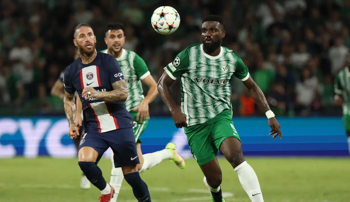 Bek Paris Saint Germain (PSG) Sergio Ramos dan pemain depan klub Israel Maccabi Haifa, Frantzdy Pierrot berebut bola pada pertandingan kedua Grup H Liga Champions 2022/2023 di Sammy Ofer Stadium, Kamis (15/9/2022) dini hari WIB. Dijamu Maccabi Haifa, PSG menang 3-1 setelah trio Lionel Messi, Kylian Mbappe dan Neymar sama-sama menyumbang gol. (AP Photo/Ariel Schalit)